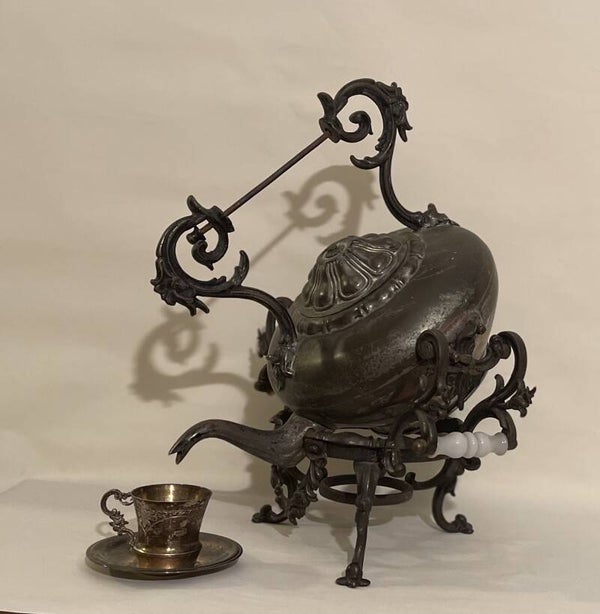 Antieke theepot met warmer
