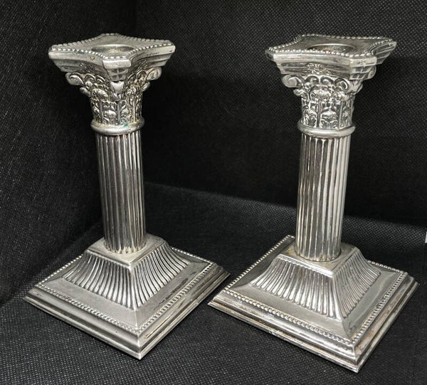 twee antieke verzilverde zuilkandelaren