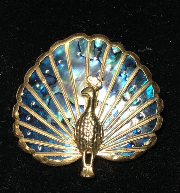 Parelmoer pauw broche