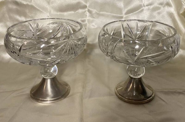 Twee kristallen schalen op zilveren voet
