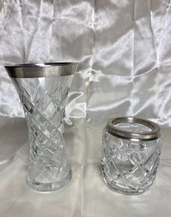 Twee kristallen vaasjes met zilveren rand