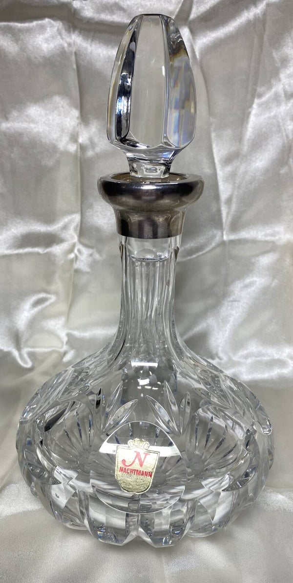 Geslepen kristallen karafe met zilveren hals