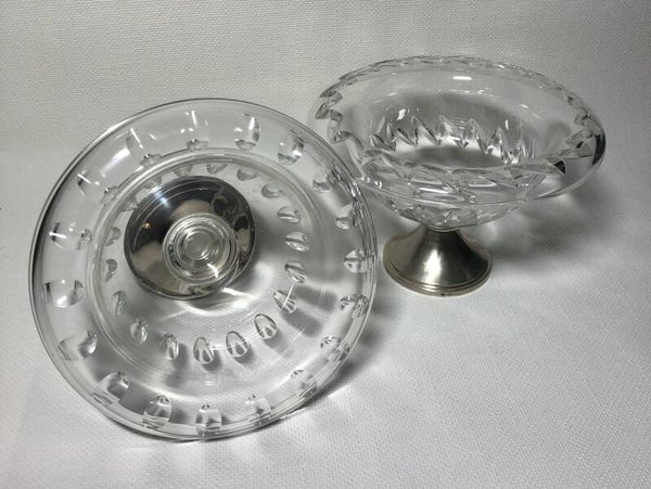 Twee kristallen bonbonschalen op zilveren voet