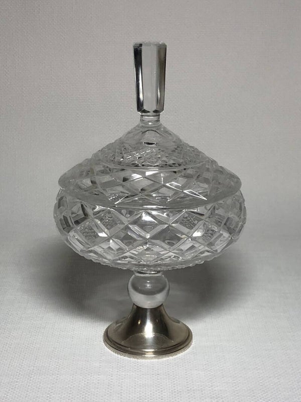Kristallen schaal op zilveren voet met deksel