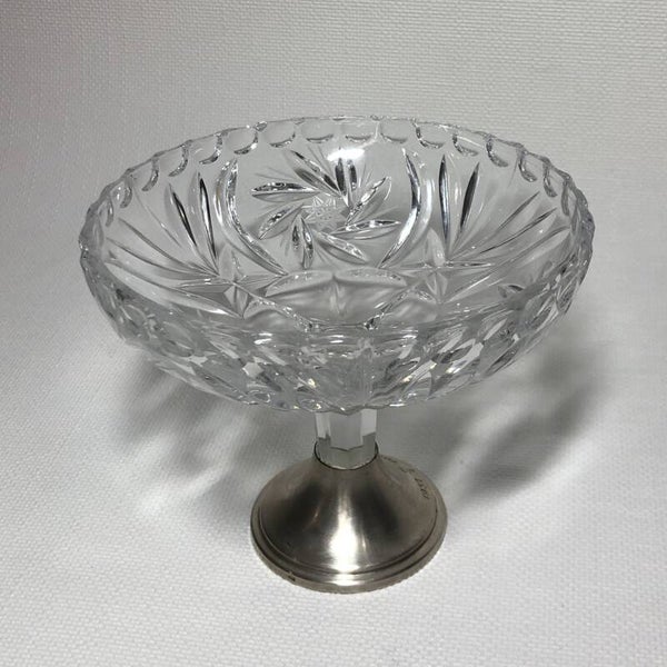 Geslepen kristallen schaaltje op zilveren voet.