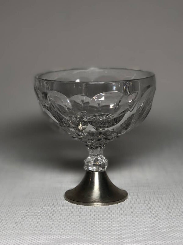 Kristallen bonobon schaaltje op zilveren voet.