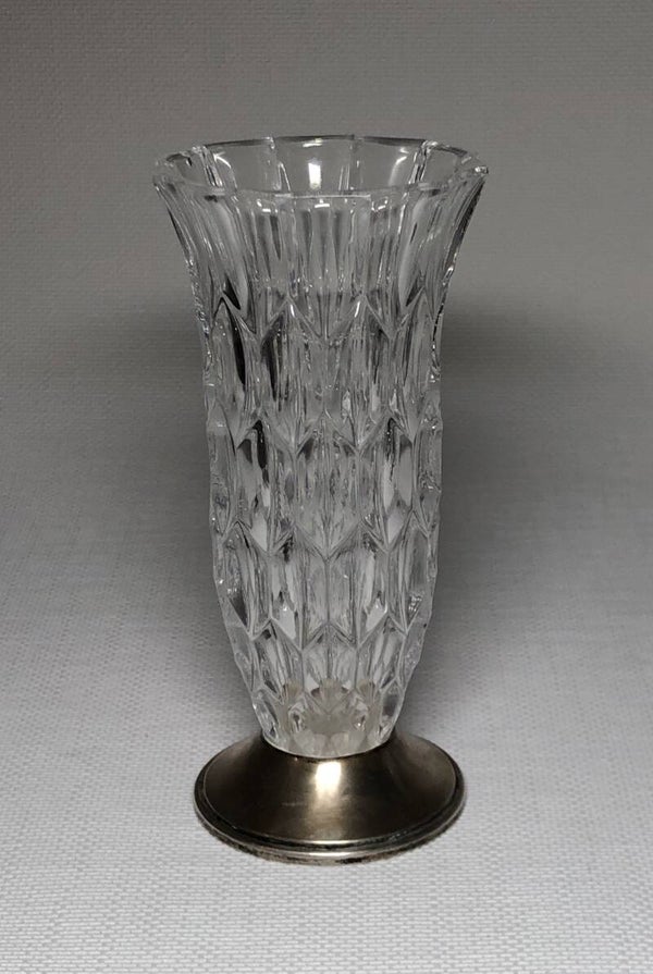 Kristallen vaas op verzilverde voet