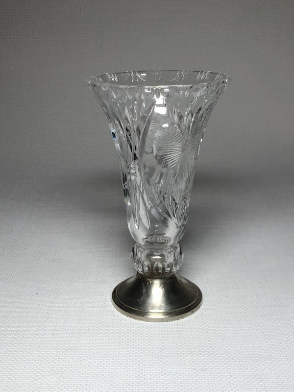 Kristallen vaasje op zilveren voet