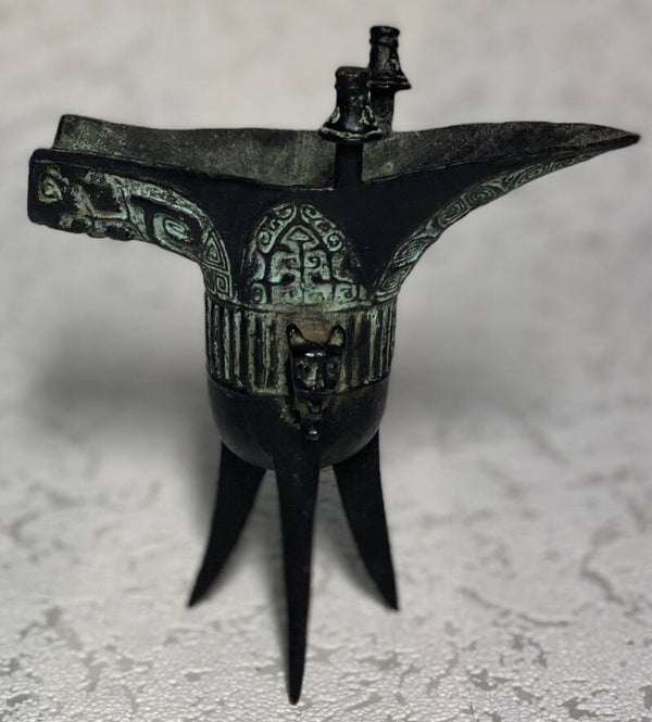 Chinese bronzen wijnvat in 'jue' vorm