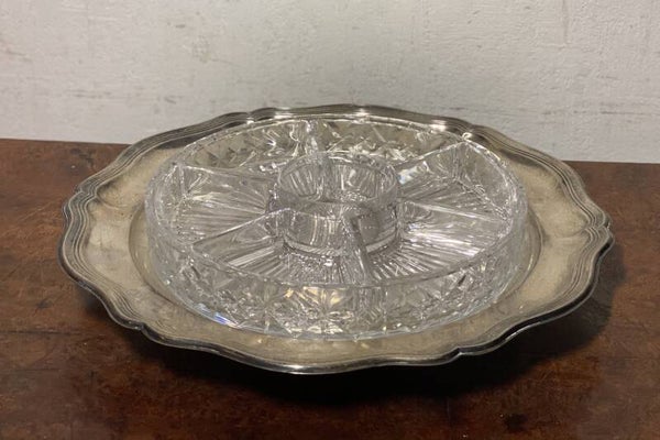 Kristallen crudite schaal op kritsalleen en verzilverde dienblad