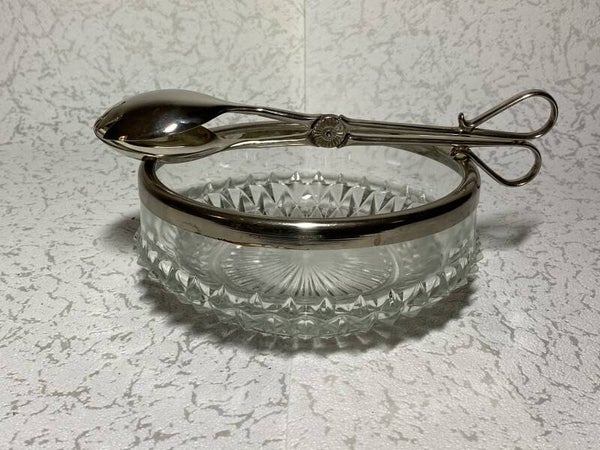 Verzilverde kristallen kom met verzilverde tang