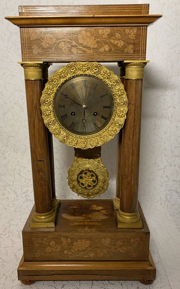 Kolompendule in notenhouten kast