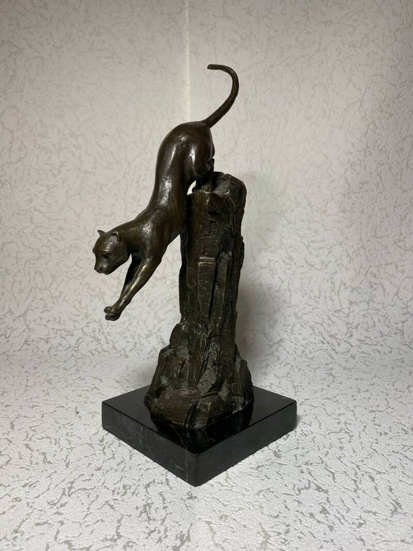 Franse bronzen Art Deco puma op marmeren voet