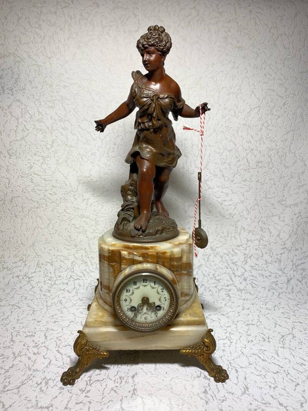 Pendule met staande dame op marmeren voet