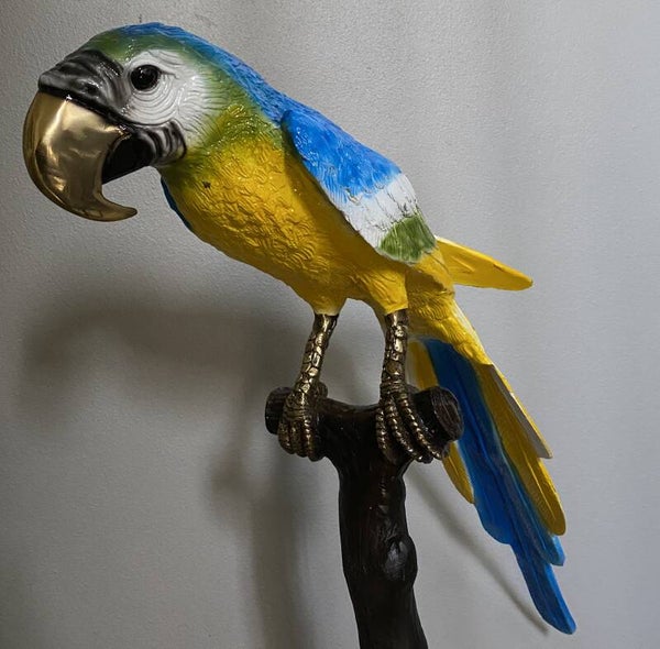 Bronzen Ara op een boomtak