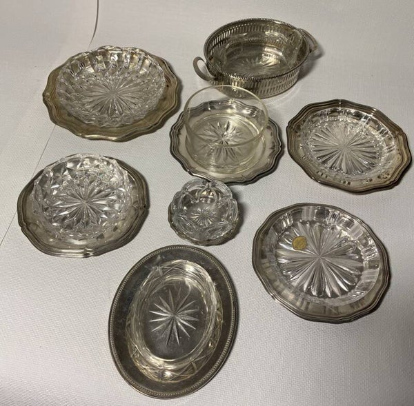 7 kristallen schalen op verzilverde dienbladen