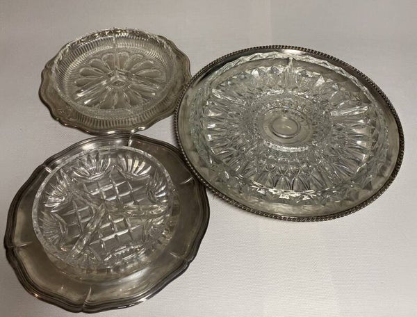 3 verschillende kristallen crudite schalen op verzilverde dienbladen