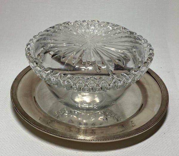 Kristallen schaal met deksel op verzilverde dienblad