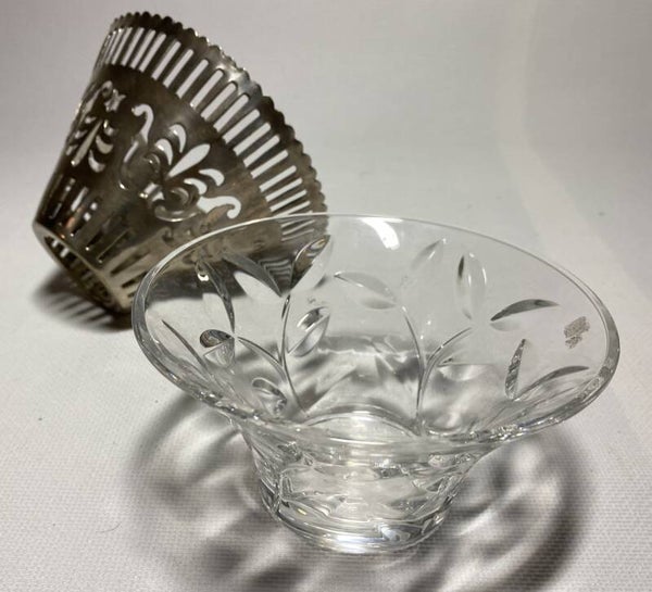 Verzilverde en kristallen schaal