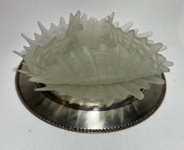 Verzilverde schaal met kristallen decoratie