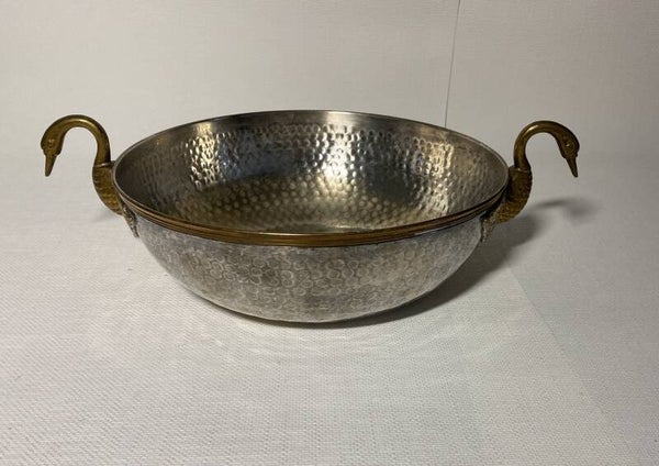 Verzilverde schaal met vergulde zwanen