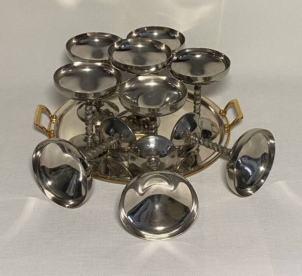 Verzilverde champagnecoups en dienblad