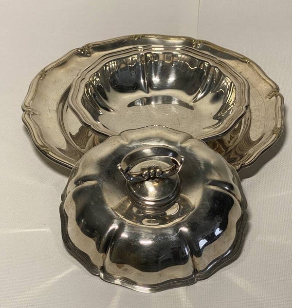 Verzilverde serveerschaal op dienblad