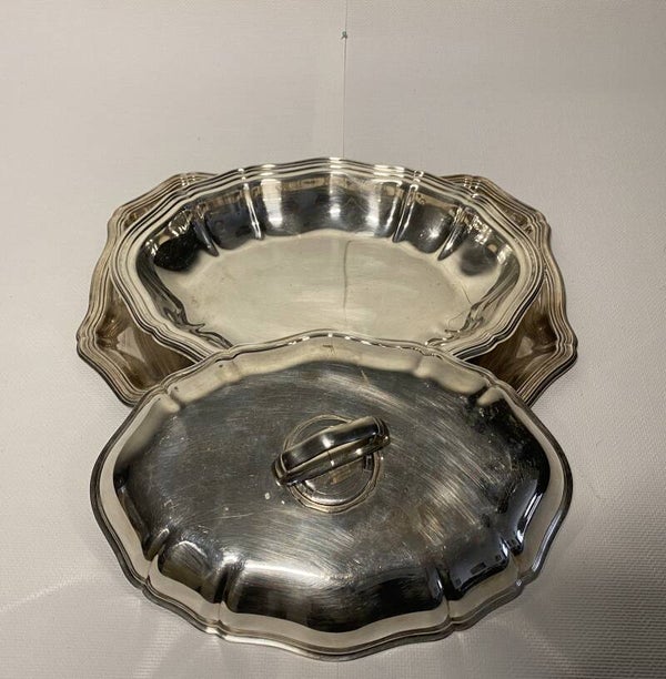 Verzilverde serveerschotel op dienblad