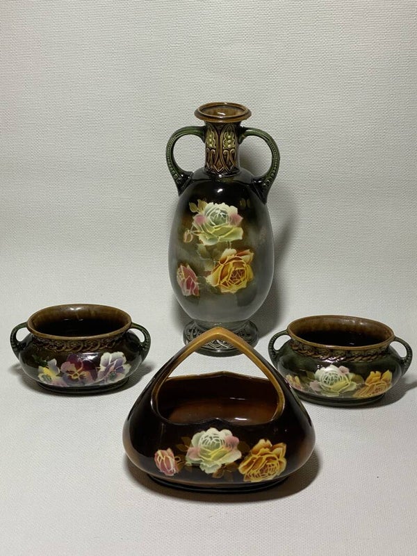 Set van 4 Majolica vaasjes