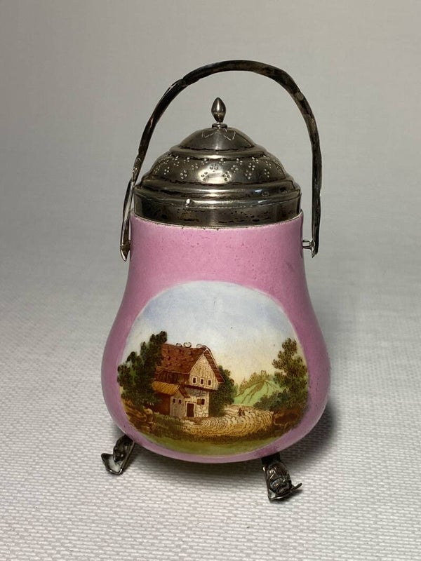 Makkum aardewerk schotel met zilverwerk