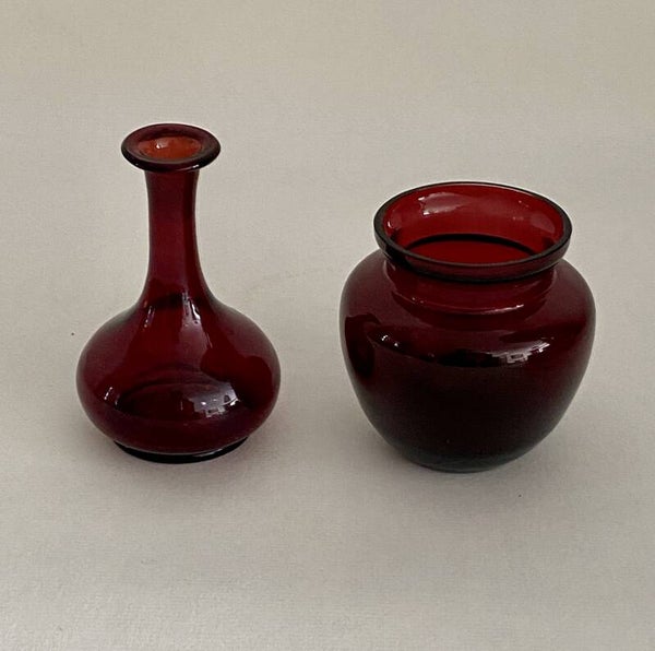 Twee ruby rode glazen vazen