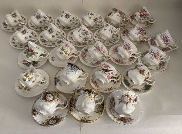 Set van 24 Royal Albert koppen en schotels