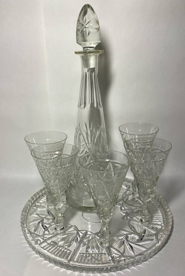 Waterford kristallen karaf en wijnglazen op dienblad