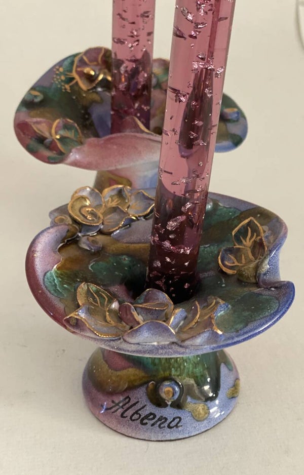 Een paar Bulgaarse porseleinen kandelaars