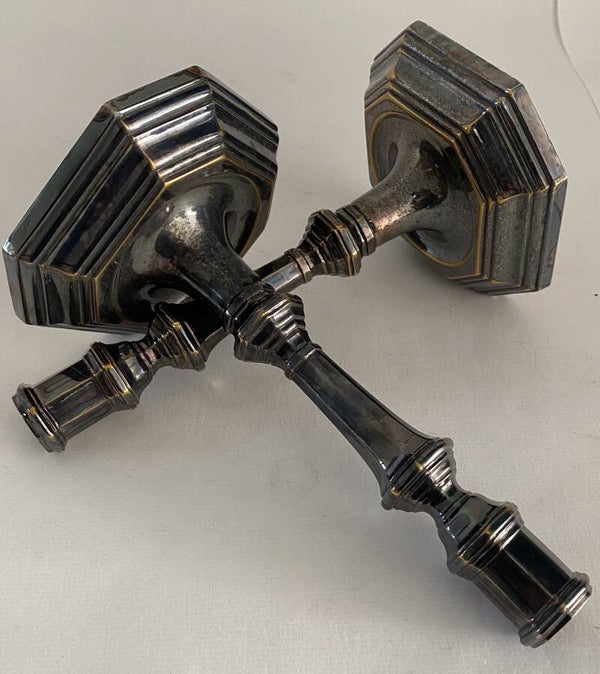 Een paar verzilverde Topazio kandelaars