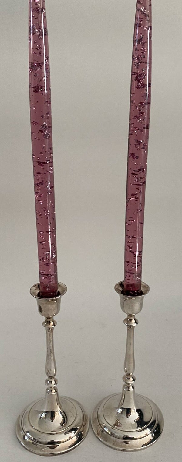 Set van twee verzilverde kandelaars