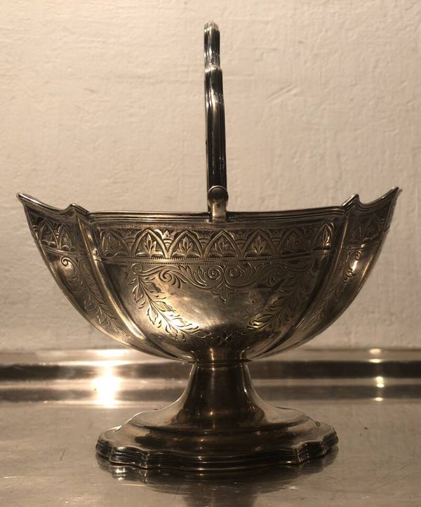 Art Deco verzilverd mandje op piedouche