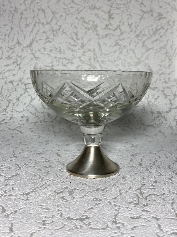 Kristallen schaal op zilveren voet