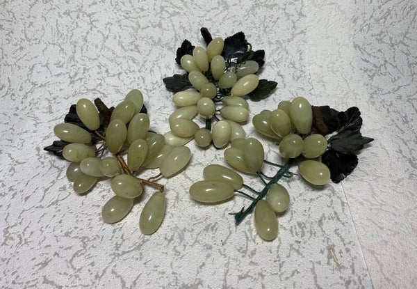 Drie Jade druiventrossen