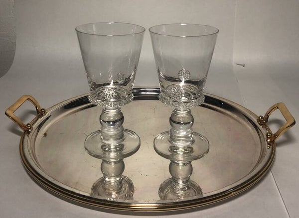 Twee doorzichtige Roemerglazen