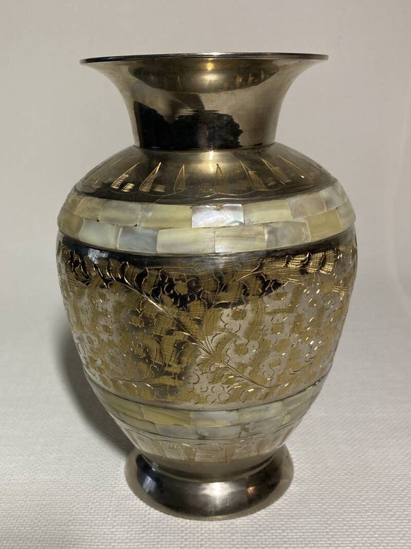 Messing parelmoer vaas