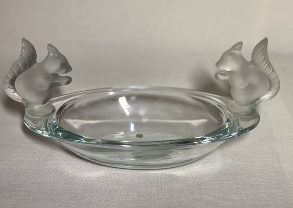 Franse Sèrves kristallen kom met mat kristallen eekhoorns