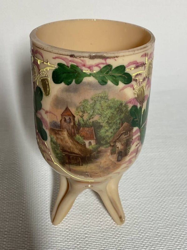 Kleine opaline vaas op voet