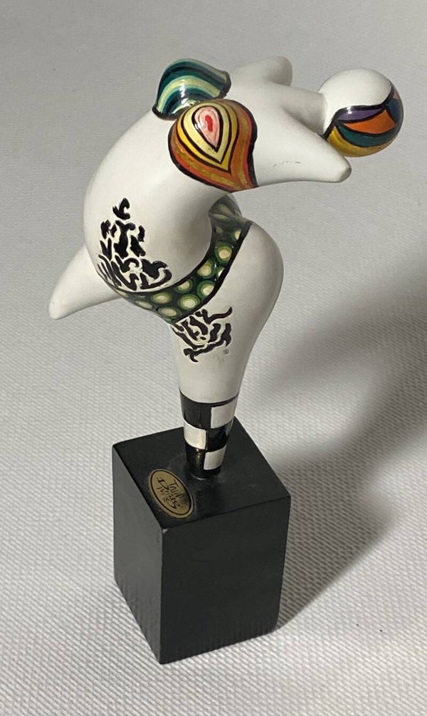 Duits sculptuur van een dame door Thomas Hoffmann