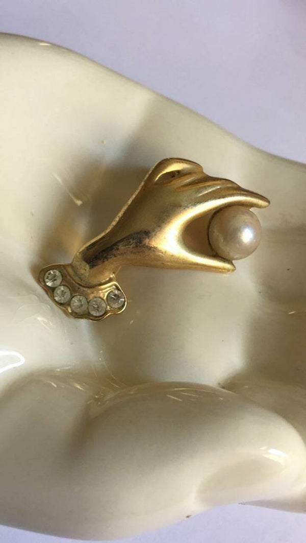 Sierspeld hand met parel