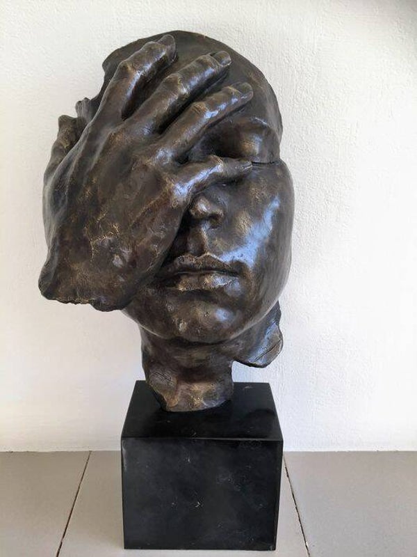 Bronzen beeld 'ontzetting' op marmeren voet