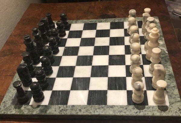 Marmeren schaakset.