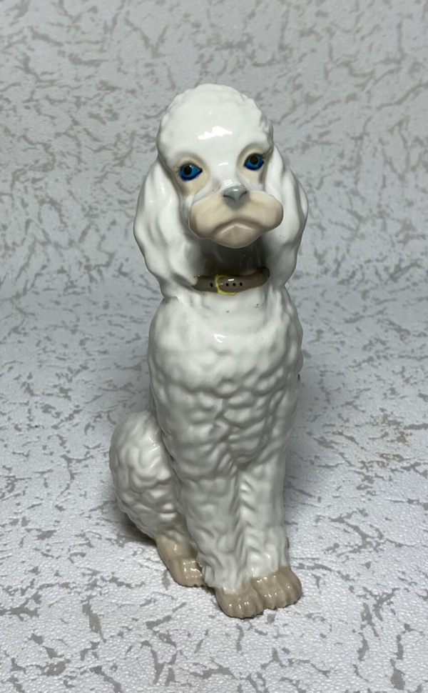 Casades sierlijke porseleinen hond