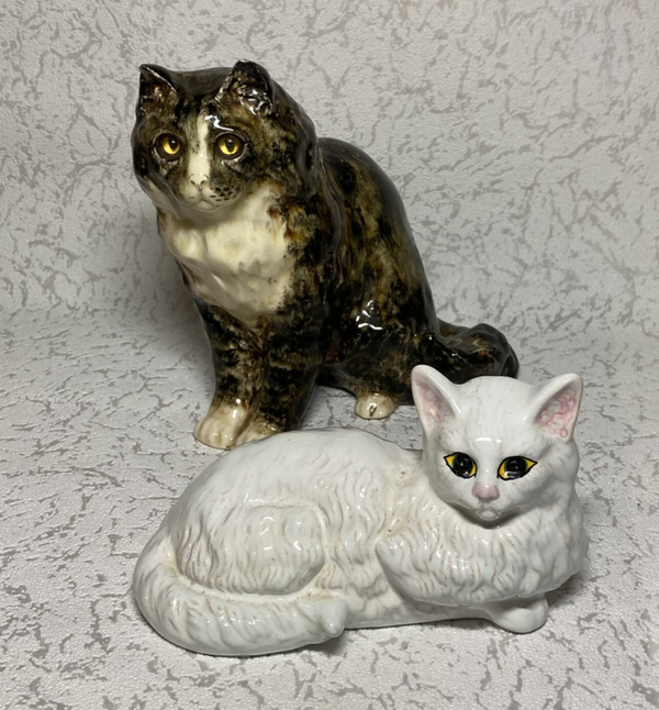 twee porseleinen kat beeldjes