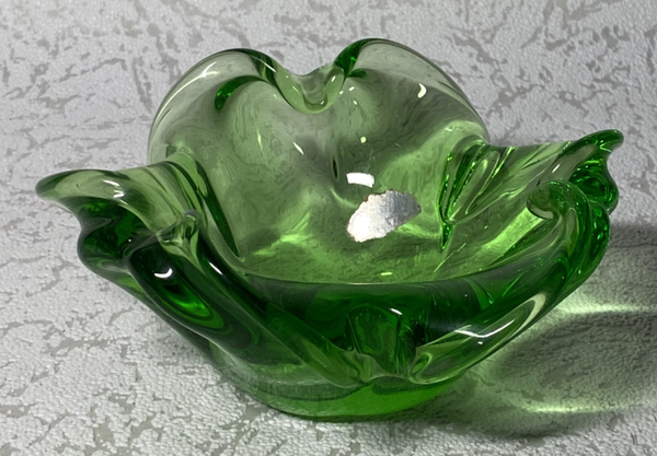 Groene decoratieve glazen asbak